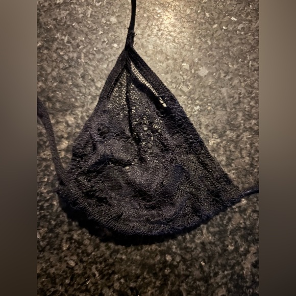 ULTRA FINE LACE MICRO
TRIANGLE BRALETTE | ONYX × 1
ONYX / S - Picture 5 of 9